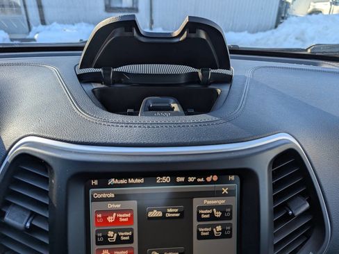 Used 2015 Jeep Cherokee Limited w/ Luxury Group image 22