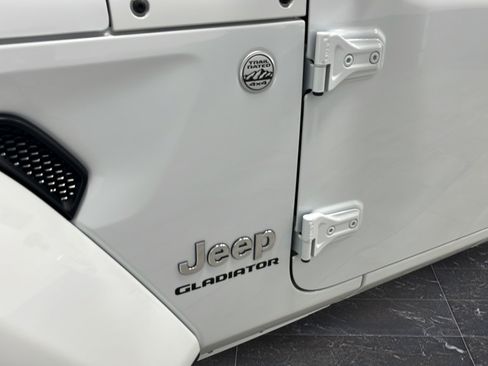 Used 2022 Jeep Gladiator Overland w/ Popular Equipment Package AWD/4WD image 40