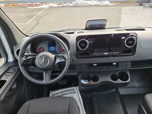 Used 2025 Mercedes-Benz Sprinter 2500 image 3