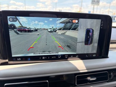 Certified 2025 Lincoln Aviator AWD image 23