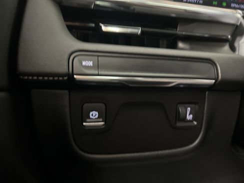 Used 2023 Cadillac Escalade Premium Luxury image 34