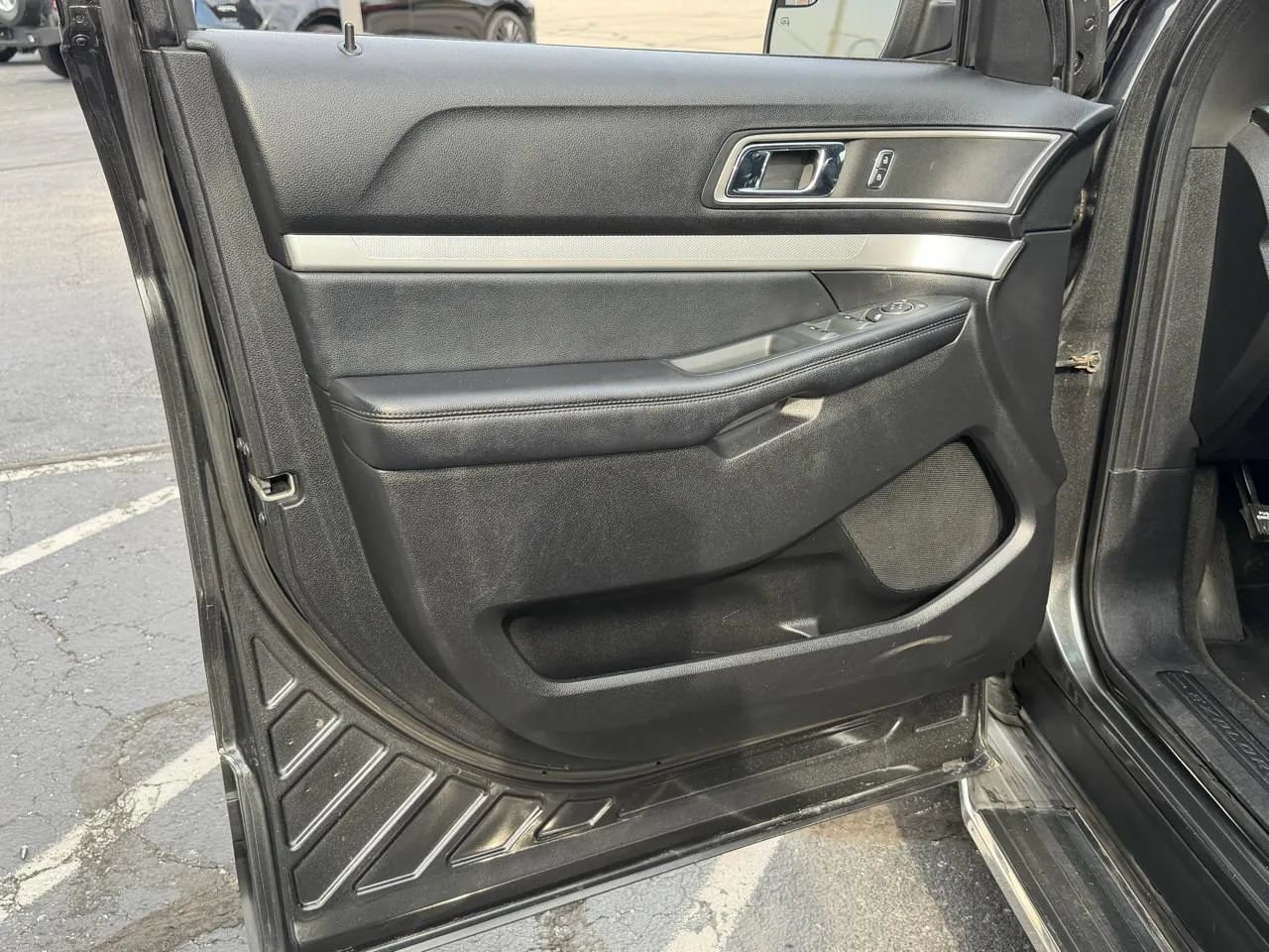 Used 2017 Ford Explorer XLT AWD/4WD image 9
