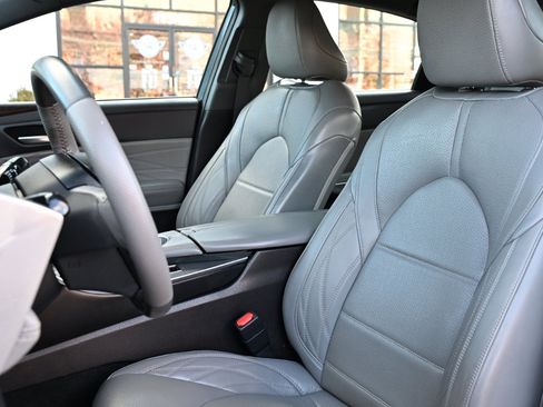 Used 2019 Toyota Avalon Limited image 14