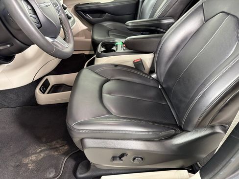 Used 2023 Chrysler Pacifica Touring-L FWD image 12