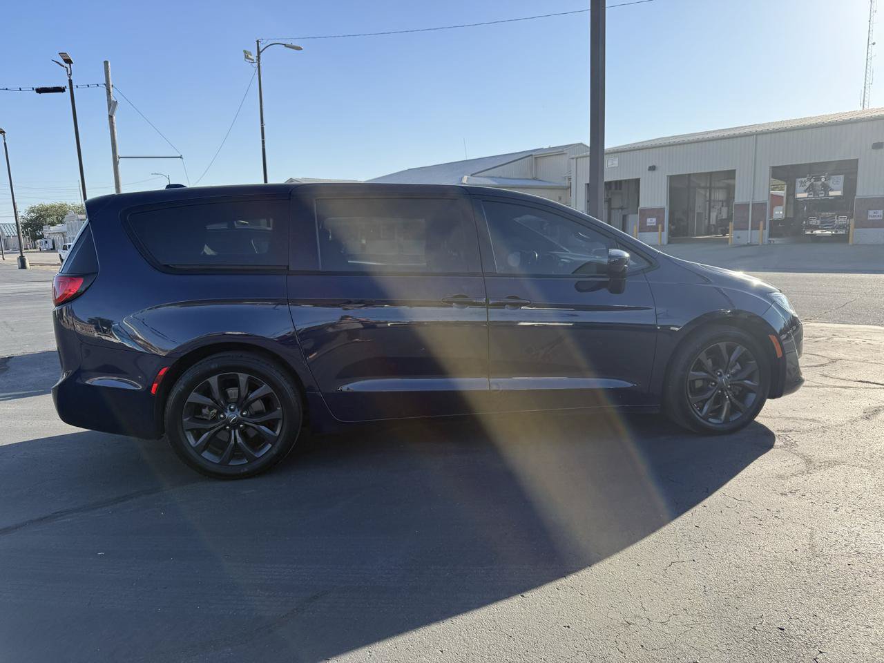 Used 2019 Chrysler Pacifica Touring Plus w/ S Appearance Package FWD image 6