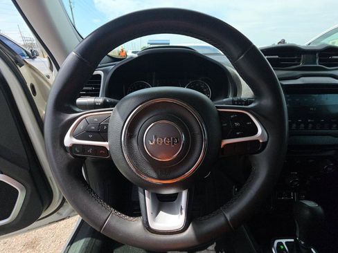 Used 2018 Jeep Renegade Latitude FWD image 11