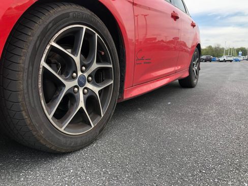 Used 2016 Ford Focus SE w/ SE Sport Package image 19