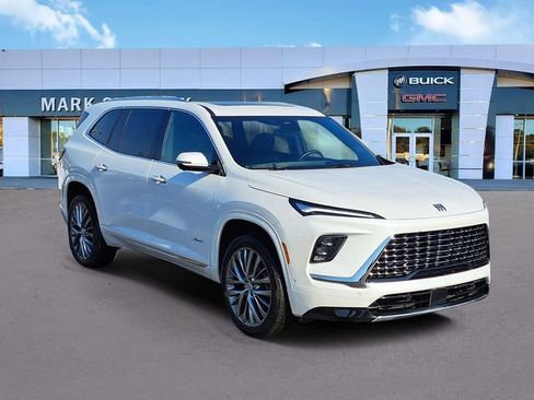 Used 2025 Buick Enclave Avenir w/ Super Cruise Package image 3