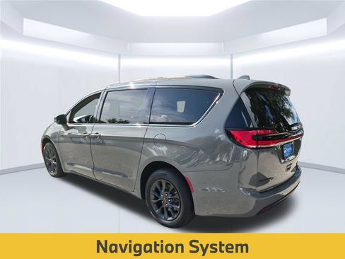 Used 2021 Chrysler Pacifica Limited w/ S Appearance Package AWD/4WD image 3