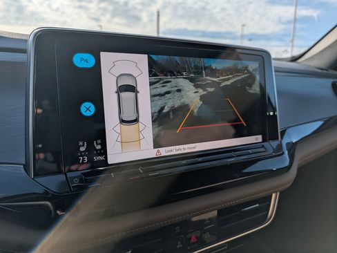 Certified 2025 Volkswagen Atlas Cross Sport SE image 32