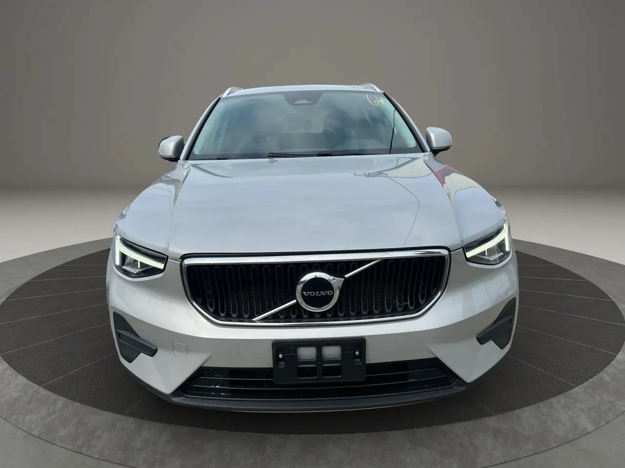 Used 2023 Volvo XC40 B4 Core FWD image 2