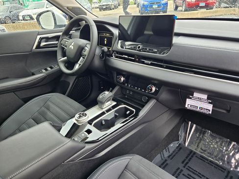 New 2025 Mitsubishi Outlander SE image 5