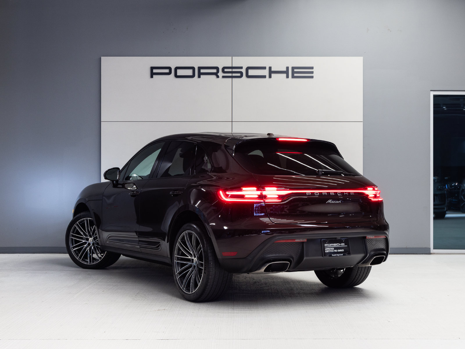 Certified 2024 Porsche Macan AWD/4WD image 3
