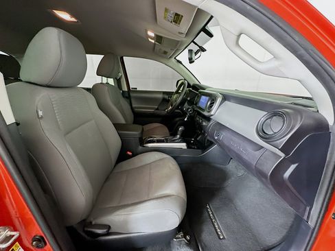 Used 2017 Toyota Tacoma SR5 w/ Tow Package image 28