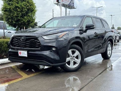 Certified 2024 Toyota Highlander LE FWD image 2