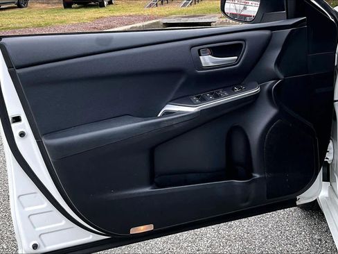 Used 2017 Toyota Camry SE image 20