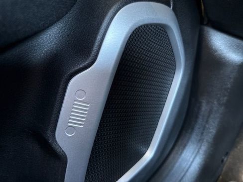 Used 2019 Jeep Renegade Latitude FWD image 28