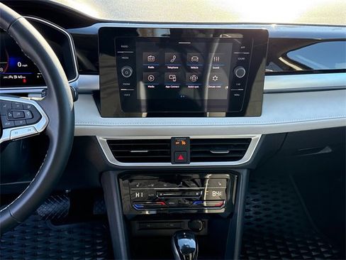 Certified 2025 Volkswagen Taos SE w/ Panoramic Sunroof Package image 17