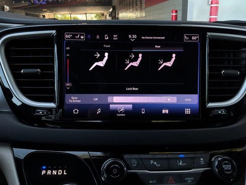 Used 2024 Chrysler Pacifica Touring-L FWD image 37