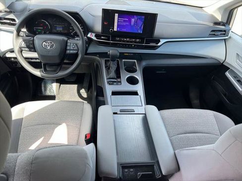 Certified 2025 Toyota Sienna LE FWD image 19