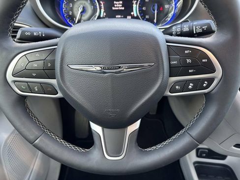 Used 2024 Chrysler Pacifica Touring-L image 21