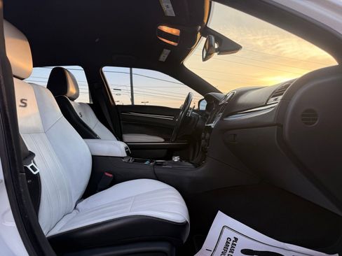 Used 2018 Chrysler 300 S RWD image 32