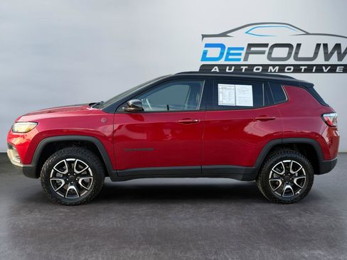 Used 2025 Jeep Compass Trailhawk AWD/4WD image 6