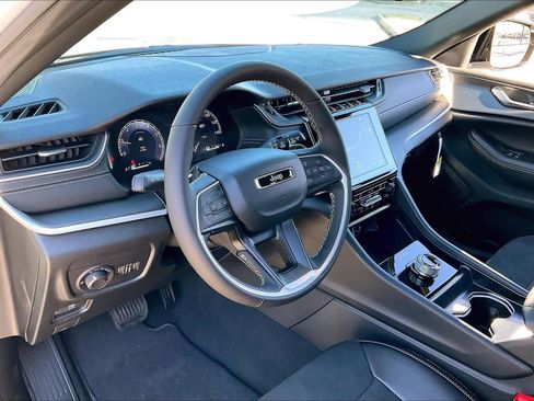 New 2025 Jeep Grand Cherokee Altitude image 8
