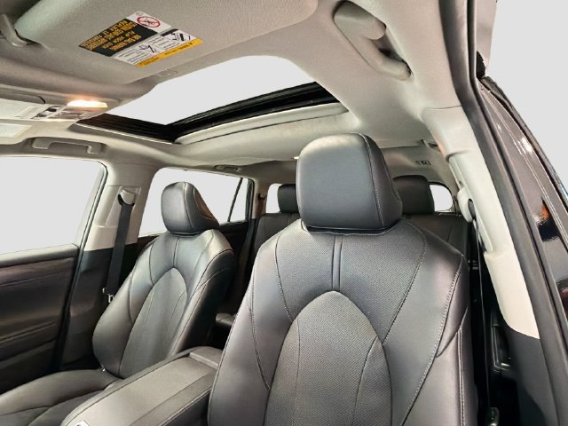 Certified 2025 Toyota Highlander Limited AWD/4WD image 18