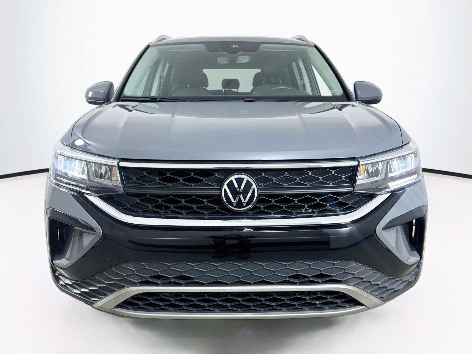 Used 2023 Volkswagen Taos SE w/ Panoramic Sunroof Package AWD/4WD image 4