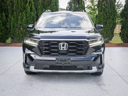 Used 2025 Honda Pilot Touring image 3