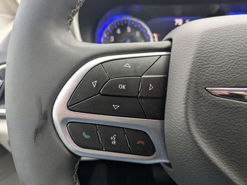 Used 2023 Chrysler Pacifica Touring-L FWD image 27