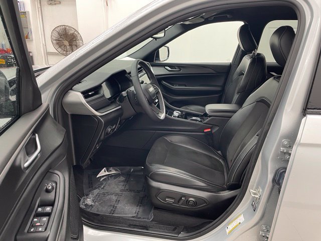 Used 2023 Jeep Grand Cherokee L Laredo AWD/4WD image 8
