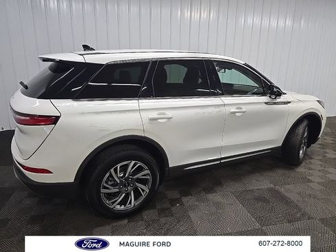 Used 2023 Lincoln Corsair AWD image 3