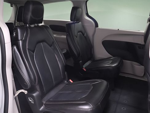 Certified 2023 Chrysler Pacifica Touring-L FWD image 17