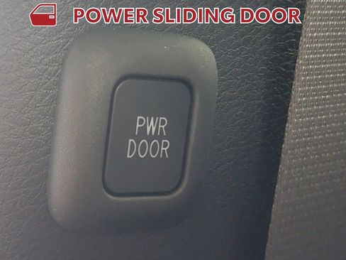 Used 2025 Toyota Sienna LE image 30