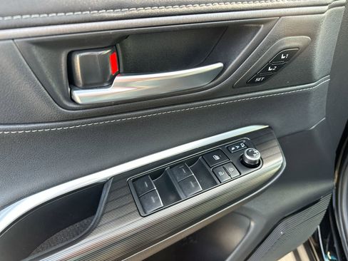 Used 2022 Toyota Venza XLE image 13