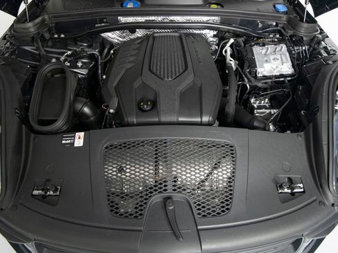 Certified 2026 Porsche Macan AWD/4WD image 41