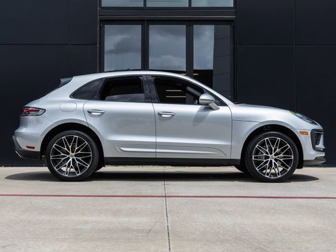 Certified 2025 Porsche Macan image 12