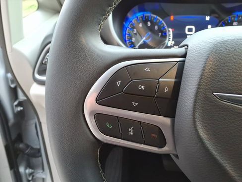 Used 2024 Chrysler Pacifica Touring-L image 19