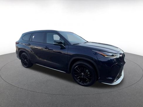 Used 2025 Toyota Highlander XSE AWD/4WD image 2