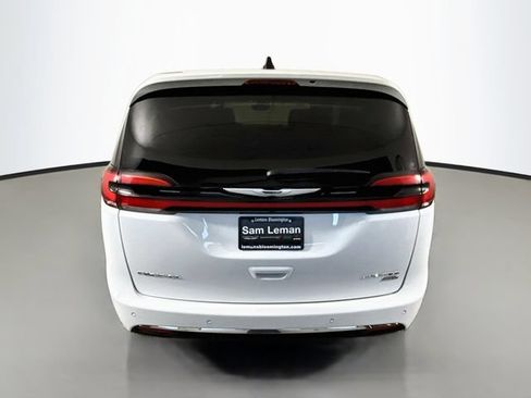 Used 2024 Chrysler Pacifica Limited AWD/4WD image 6