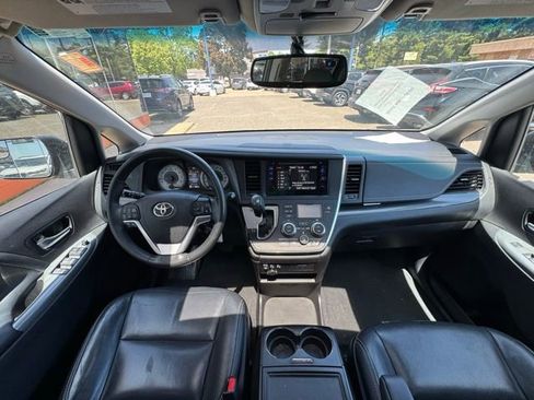 Used 2015 Toyota Sienna SE FWD image 18