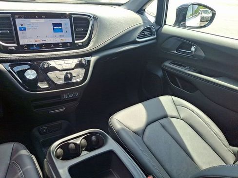 New 2025 Chrysler Pacifica Select AWD/4WD image 11