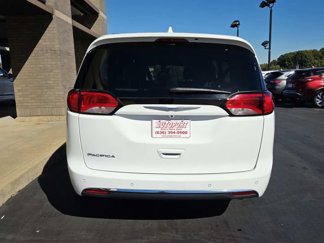 Used 2017 Chrysler Pacifica Touring-L w/ 13 Speaker Alpine Sound Group FWD image 4