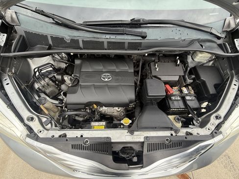 Used 2011 Toyota Sienna XLE image 21