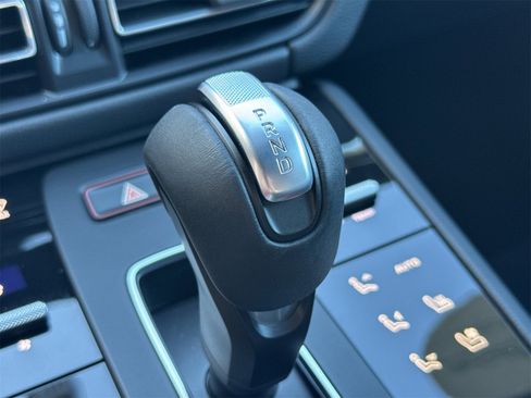 Used 2025 Porsche Macan image 25