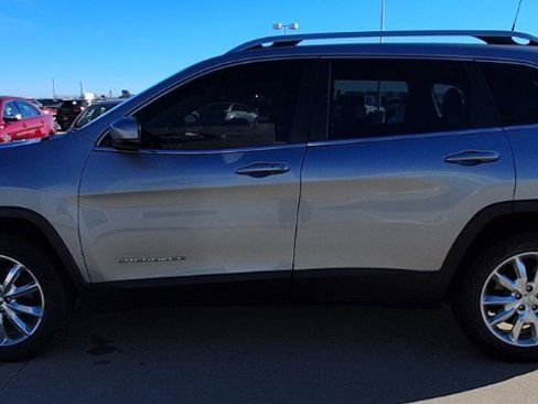 Used 2017 Jeep Cherokee Limited image 5