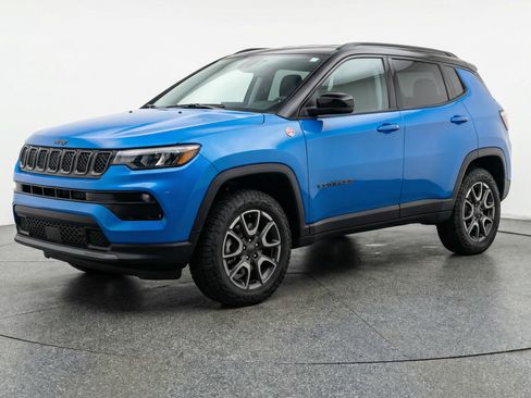 Used 2025 Jeep Compass Trailhawk AWD/4WD image 3