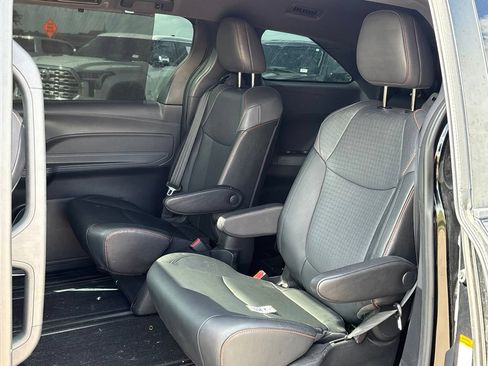Used 2021 Toyota Sienna XSE FWD image 9